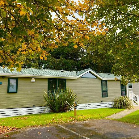 Jungle Lodge Lymington Buitenkant foto