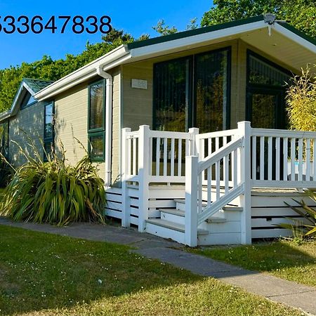 Jungle Lodge Lymington Buitenkant foto