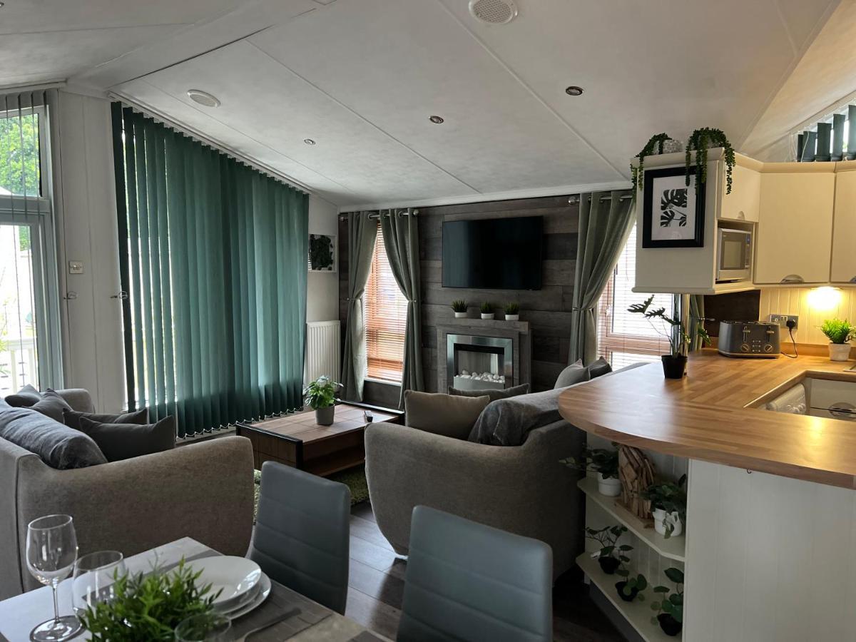 Jungle Lodge Lymington Buitenkant foto