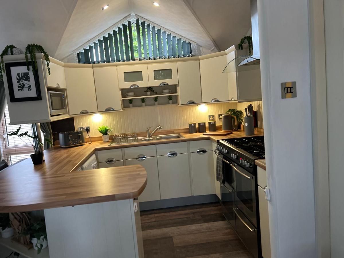 Jungle Lodge Lymington Buitenkant foto