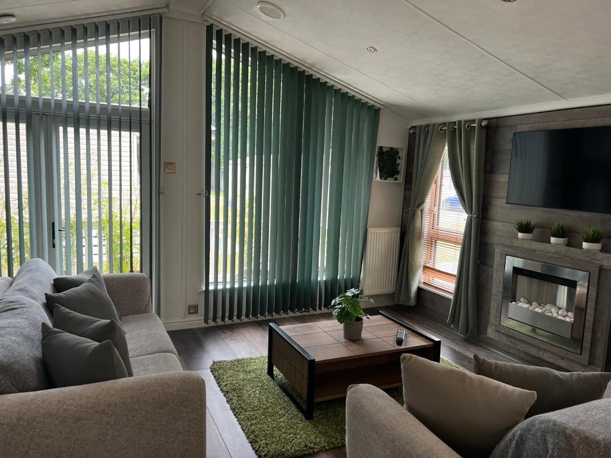 Jungle Lodge Lymington Buitenkant foto