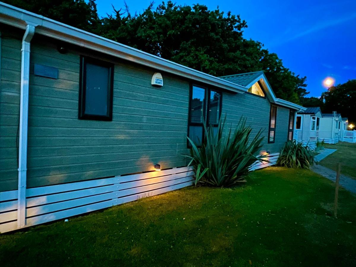 Jungle Lodge Lymington Buitenkant foto