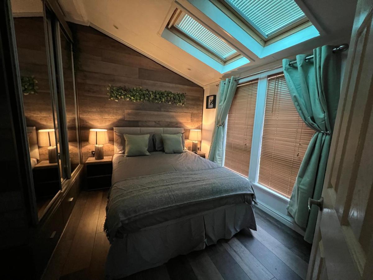 Jungle Lodge Lymington Buitenkant foto