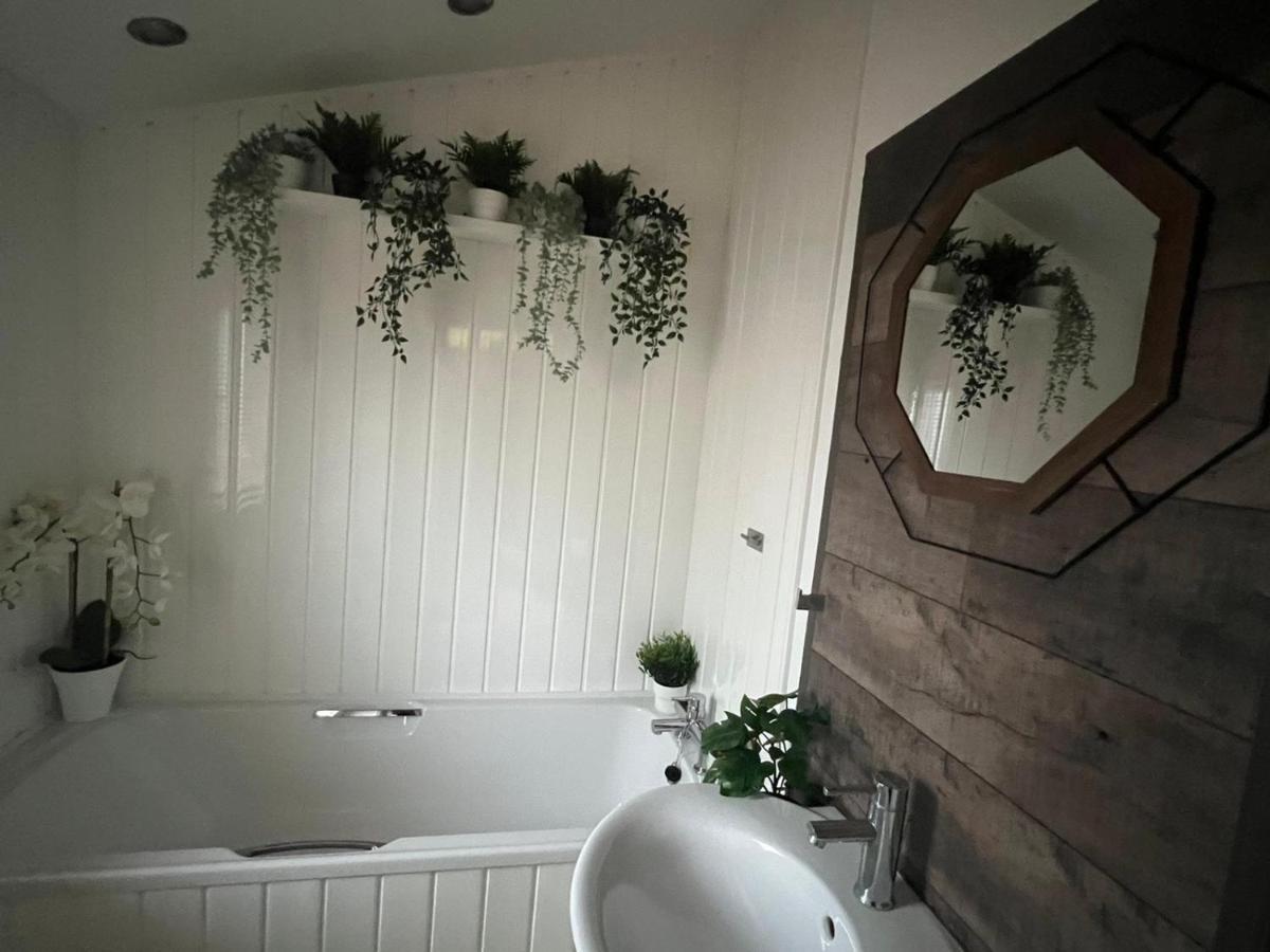 Jungle Lodge Lymington Buitenkant foto
