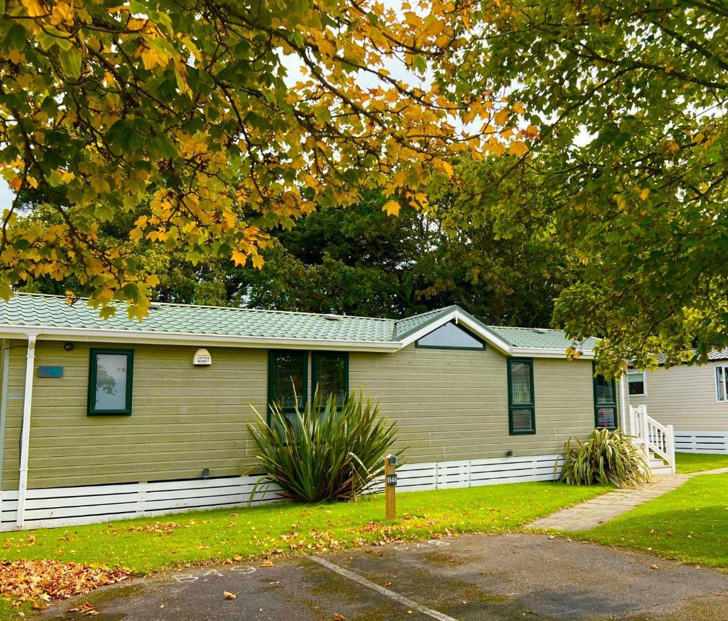 Jungle Lodge Lymington Buitenkant foto